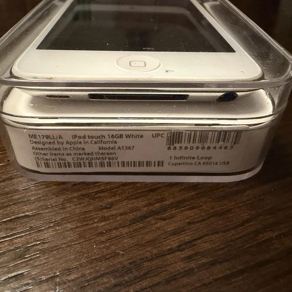 Apple iPod Touch 4th Gen 16GB White ME179LL/A - BUNDLED
